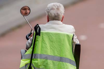 Ouderen enthousiast over verplichte scootmobielcursus: Je zit zo tegen auto aan