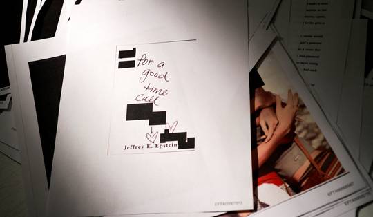 Zwartgelakte en incomplete Epstein-dossiers leiden tot woedende reacties: ‘Ik ruik een doofpot’