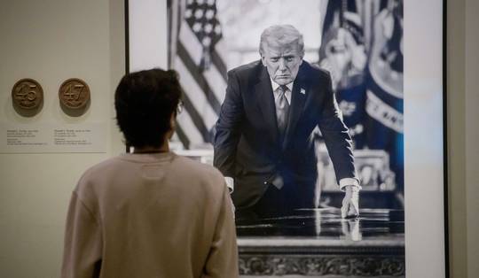 Smithsonian-museum ontdoet portret Trump van verwijzingen naar afzettingsprocedures en Capitoolbestorming