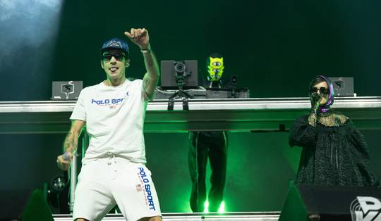 Roméo Elvis, Sylvie Kreusch én Merol op het podium bij The Subs • De nonchalance van Wet Leg pakt wonderwel op de Main Stage