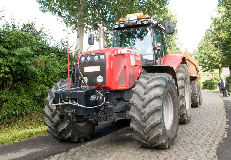 Landbouwer (68) zwaargewond nadat zijn zoon hem aanrijdt met tractor