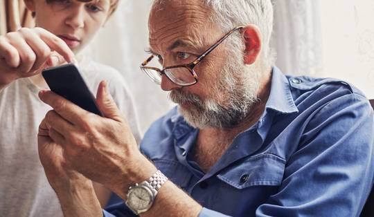 ‘Pa, wordt het niet eens tijd?’: moeten we onze (groot)ouders aan een smartphone helpen?