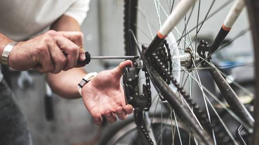 Man monteert gaspedaal op fiets en vlamt politie met 50 kilometer per uur voorbij: “Hij zou graag de onderdelen bijhouden... voor zijn hobby”