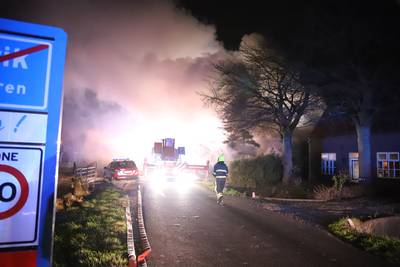 Vlammenzee bij uitslaande brand in woning Maurik