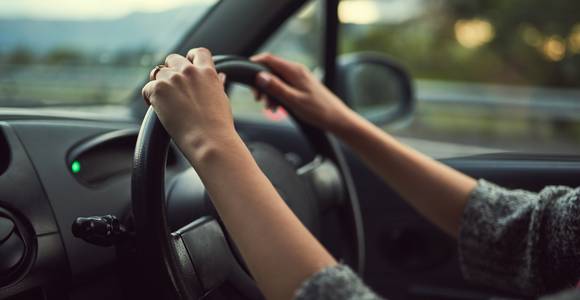 Irmy (24) en Katrin (33) staan zoals 1 op 10 Belgen doodsangsten uit achter het stuur. “Ik kán rijden. Ik vertrouw mezelf gewoon niet”