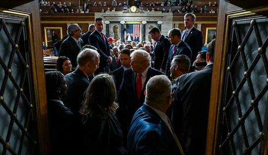 ‘Sta op’: hoe Trump met een simpele list de Democraten in het nauw probeerde te drijven