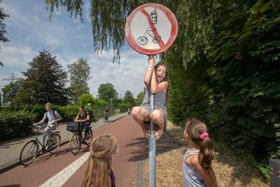 Bellen op de fiets, dat vindt Janneke maar niets