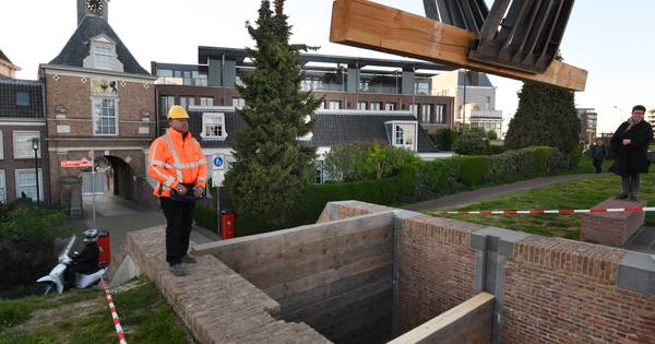 Houten schotten moeten Tiel beschermen tegen de kracht van het water