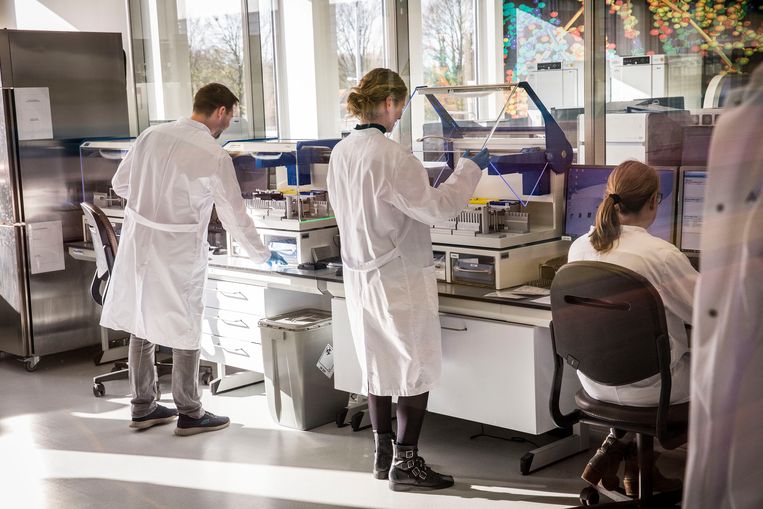 In het Bravis ziekenhuis in Roosendaal wordt patiëntenmateriaal uit heel West-Brabant en Zeeland getest op het coronavirus. Beeld Arie Kievit