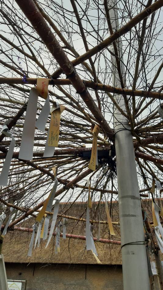 De Wensboom is opgebouwd rond de vlaggenmast bij de Pekhoeve.