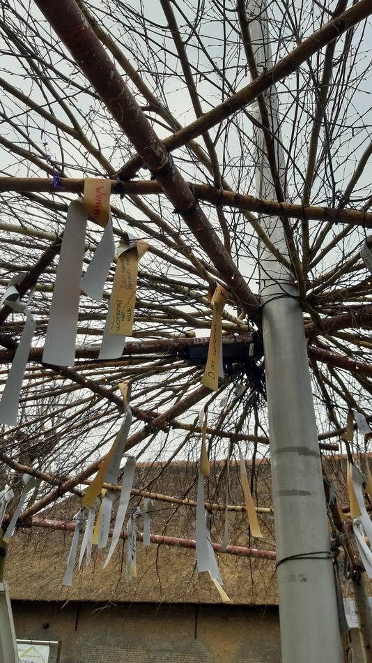 De Wensboom is opgebouwd rond de vlaggenmast bij de Pekhoeve.