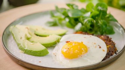 88. Gevulde pompoen met granaatappelpitten en linzen & appelrösti's met zoete aardap