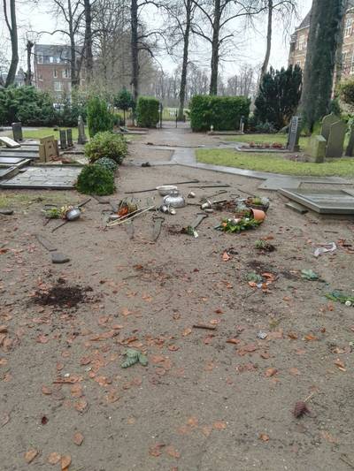Veertien graven vernield op begraafplaats 's-Heerenberg
