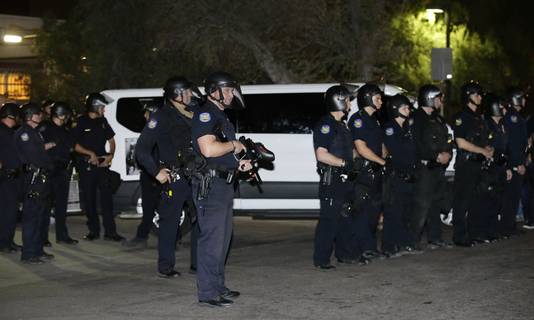 Agenten houden in Phoenix demonstranten op afstand.