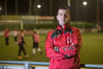 Bizarre blessure trainer Blauw Geel'55: 'Ik zit tot aan mijn knie in het gips'