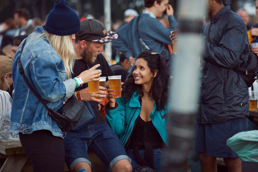 Groep vrienden drinkt bier op een festival