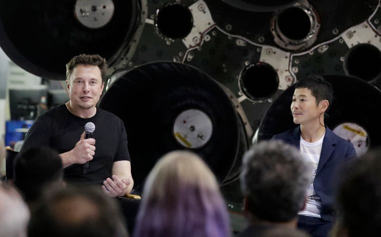 SpaceX topman Elon Musk (links) maakt de naam bekend van de eerste passagier, de Japanse zakenman Yusaku Maezawa.