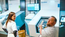 William Boeva leert robot Wally kennen in Een Echte Job