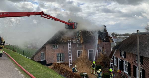 Uitslaande brand in rieten kap verwoest gedeelte van woonboerderij in Nederhemert - BD.nl