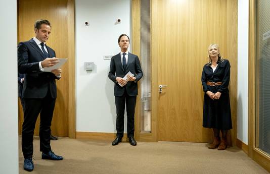 Premier Mark Rutte en minister Hugo de Jonge (Volksgezondheid) voorafgaand aan een persconferentie voor een toelichting op de coronamaatregelen in Nederland.