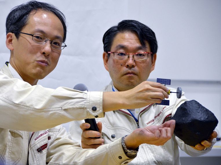 De gelande toestellen hebben een diameter van nauwelijk 18 centimeter. Japanse wetenschappers tonen hoe de landing in zijn werk gaat.