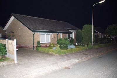 Gemaskerde man overvalt woning met vuurwapen, bewoner lichtgewond