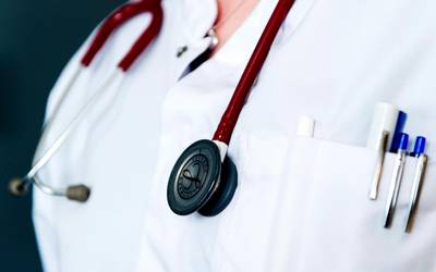 Vrouw doet zich voor als verpleegster, bejaarde bewoonster slachtoffer van babbeltruc