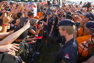 Max Verstappen verrast duizenden fans op camping