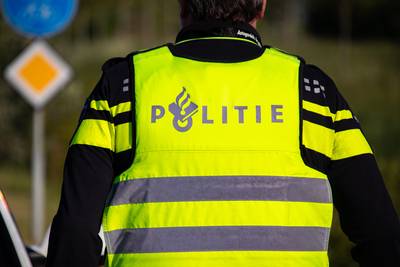 Automobilist (20) rijdt expres in op agent bij controle