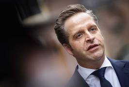 De Jonge: Stilleggen vaccinatie met AstraZeneca hoeft geen vertraging op te leveren