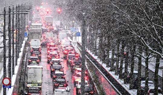 Intense sneeuwzone trekt van west naar oost over België, KMI waarschuwt overal met code oranje