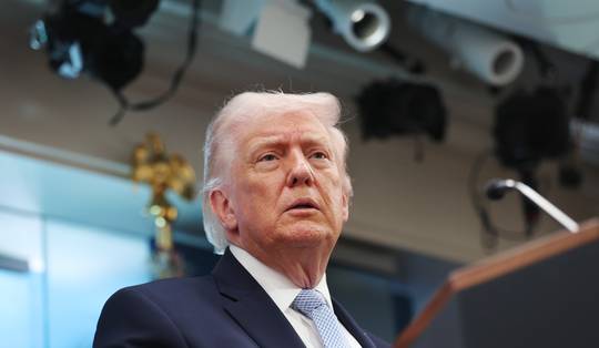 Trump: ‘Ons leger blijft bij Iran tot akkoord volledig nageleefd wordt’ • Iran: ‘Schepen hebben toestemming nodig voor Straat van Hormuz’