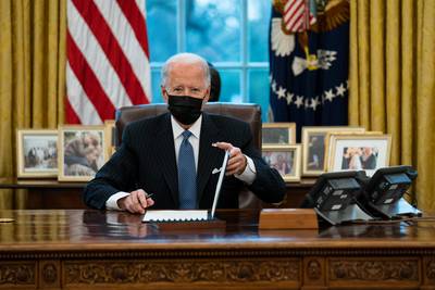 Biden zet Trumps Cola light-knop weer op bureau in Oval Office