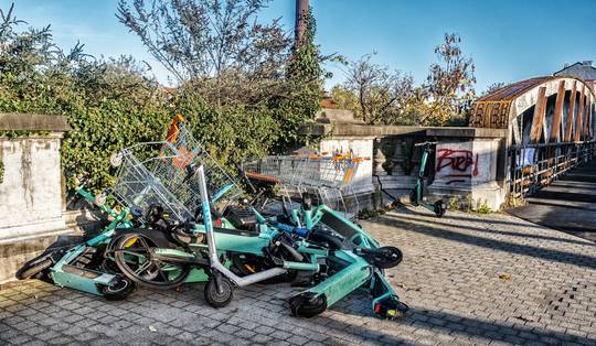 ‘Een populistische ingreep die de verkeerde groep viseert’: Brussel rekent af met de elektrische deelstep, maar is dat wel terecht?