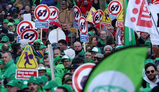 Vakbondsbetogers stromen toe in Brussel • Deurwaarders actief om scheepvaart te garanderen, 120 schepen wachtende