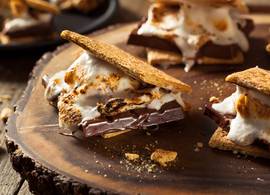 Met de s'mores-borrelplank maak je ongetwijfeld indruk op je gasten
