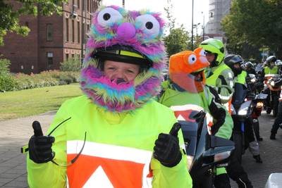 Brullende motoren met getatoeëerde kerels tegen kinderarmoede