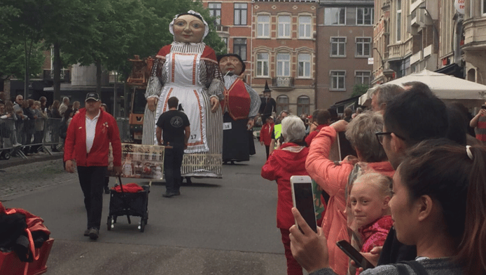 Reuzen Marcheren In Stoet Door Leuven Binnenland Hln Be