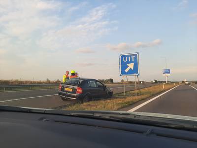 Auto slaat over de kop bij Ochten: A15 tijdelijk voor een gedeelte afgesloten