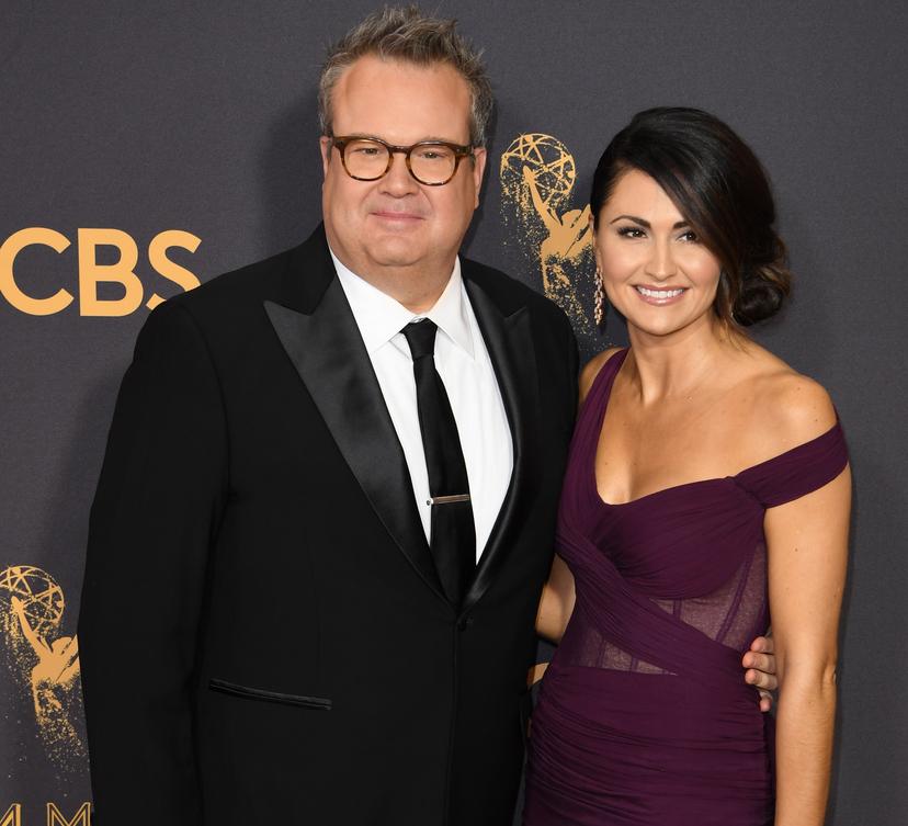 Eric Stonestreet en Lindsay Schweitzer bij de Emmy's (2017)