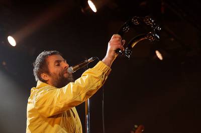 Oasis zanger Liam Gallagher's eerste solo-concert schreeuwt om reünie met band