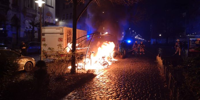 In Schaarbeek brandde een fietsenstalling uit. Op verschillende plaatsen sneuvelde straatmeubilair.