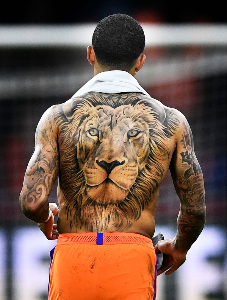 Memphis Depay Laat Lionel Messi Op Een Vlak Ver Achter Zich Zijn Tattoo De Volkskrant