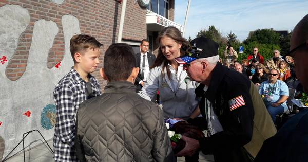 Amerikaanse bevrijder (94) onder indruk van eerbetoon in Standdaarbuiten: 'Het voelt alsof jullie fa