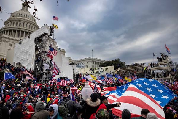 De bestorming van het Capitool op 6 januari 2021 was een uitzonderlijk en historisch moment waarbij de certificering van de verkiezingen werd onderbroken door geweld, wat de politieke crisis rond het einde van Trumps presidentschap symboliseerde.