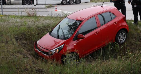 Twee autos belanden in berm na ongeluk op rotonde in Reek.