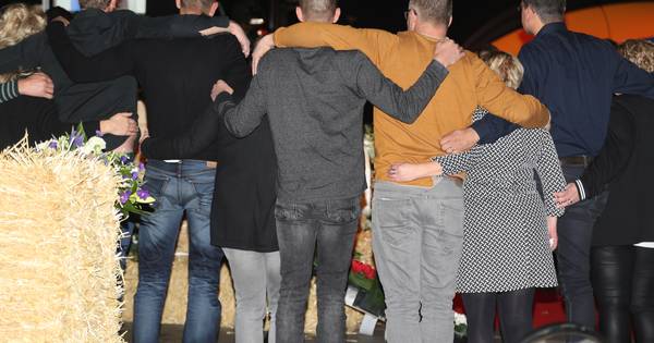 Schouder aan schouder rond de kist van Bertie - BD.nl