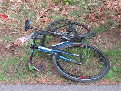 Wielrenner gewond na botsing met auto in Wekerom