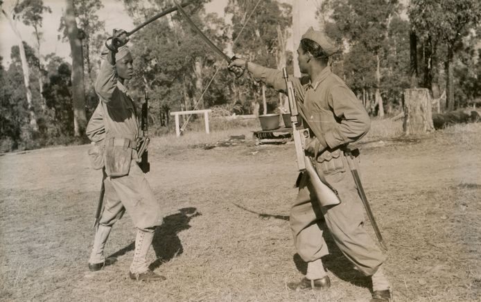 Demonstratie zwaardvechten door Surinaamse militairen in opleidingskamp Casino in Australië.