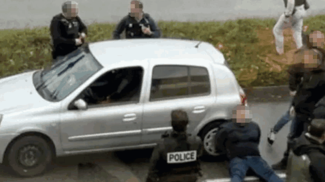 Beelden tonen arrestatie van man die vanuit auto op voorbijgangers schiet in Frankrijk: één dode, meisje (12) “door acht kogels geraakt”